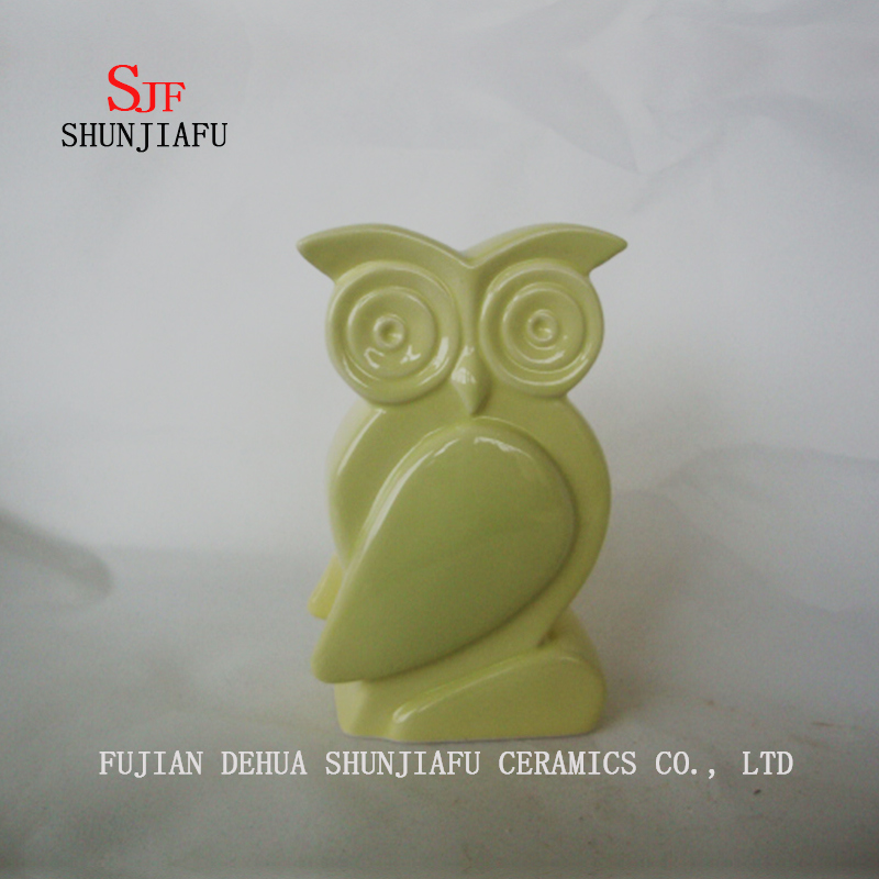 Art&iacute;culos de decoraci&oacute;n de cer&aacute;mica de b&uacute;ho en la decoraci&oacute;n del escritorio