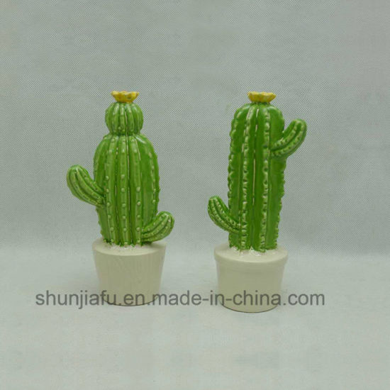 Adornos de cerámica en forma de cactus en medio