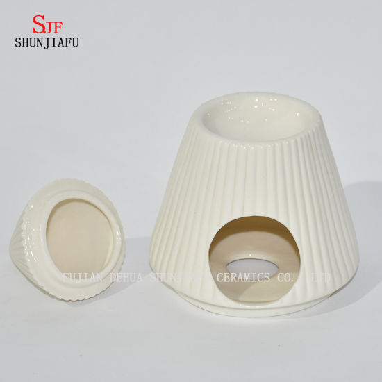 Candelero de cerámica con forma de cono blanco