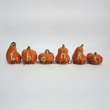 Las letras forman la calabaza de Halloween de cerámica de la estatuilla para la decoración