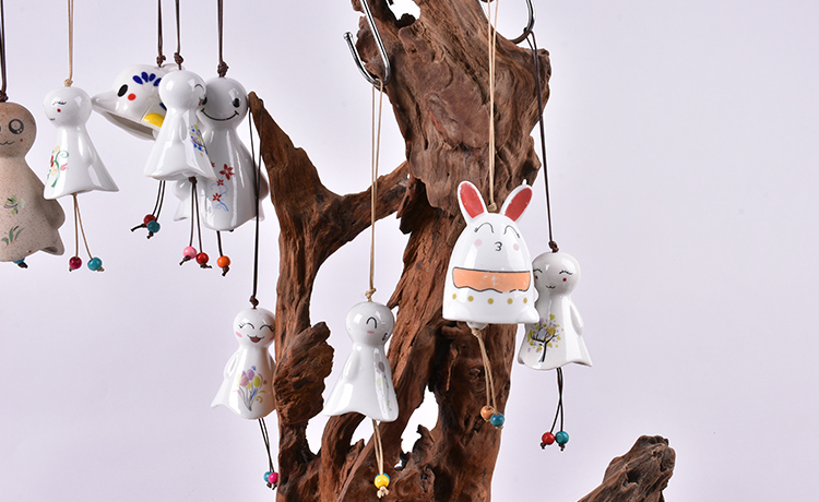 Procesamiento de varios personajes de dibujos animados personalizados Campanas de cer&aacute;mica creativas peque&ntilde;as