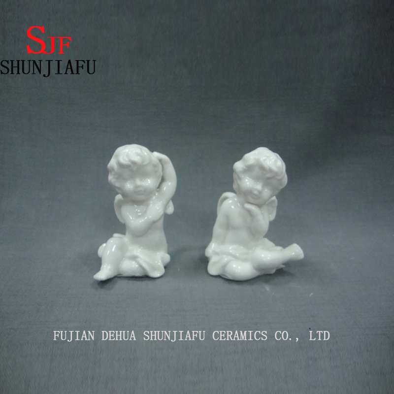 Querub&iacute;n lindo de la flecha de Cupido est&aacute; en el dise&ntilde;o de cer&aacute;mica de la oraci&oacute;n