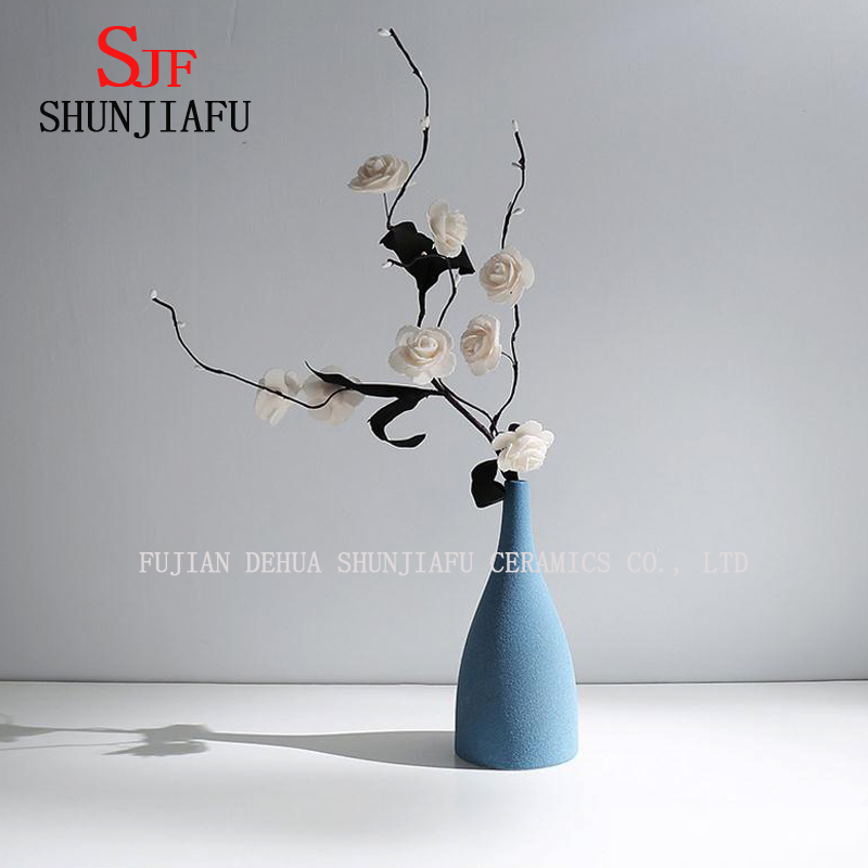 Florero moderno de cer&aacute;mica azul y negro mate de estilo europeo