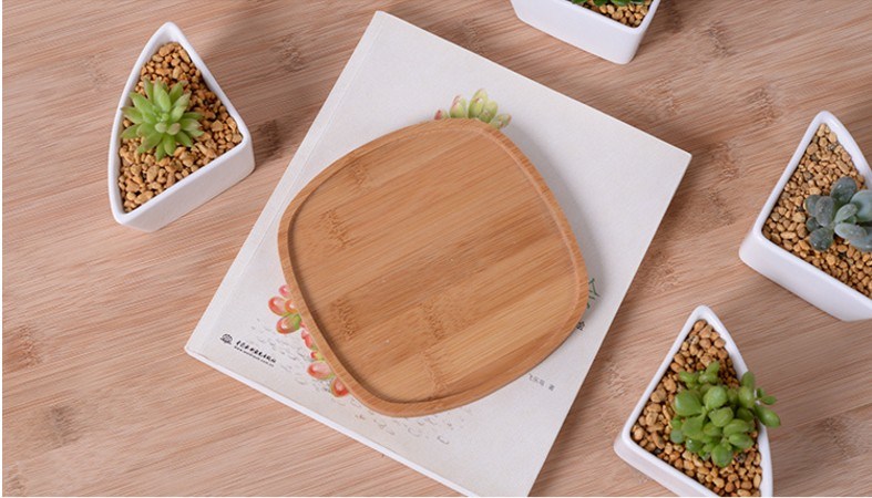 Maceta Triangular Cer&aacute;mica Blanca con Base de Bamb&uacute;