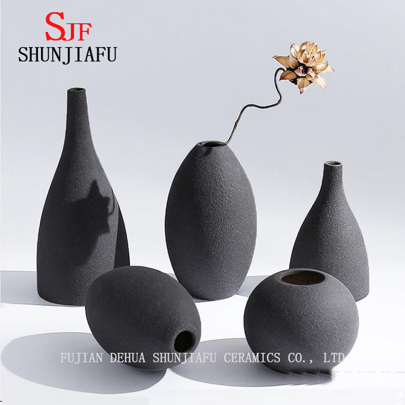 Florero moderno de cer&aacute;mica azul y negro mate de estilo europeo