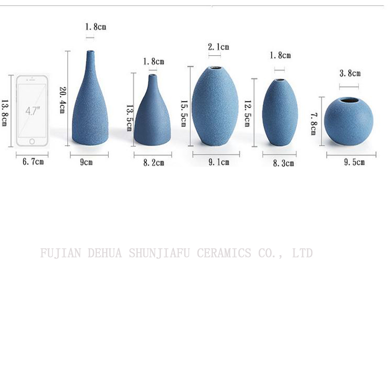 Florero moderno de cer&aacute;mica azul y negro mate de estilo europeo