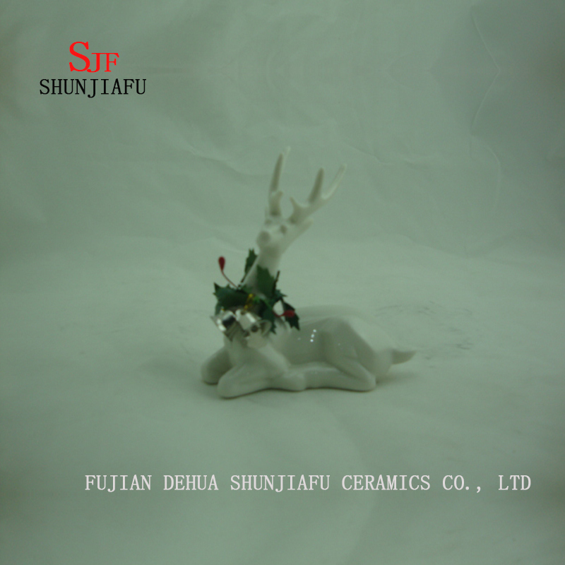 Los ciervos de cer&aacute;mica se sientan en la decoraci&oacute;n de escritorio de la forma del piso, regalo de vacaciones / B