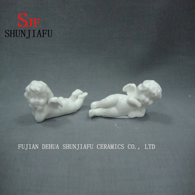 Querub&iacute;n lindo de la flecha de Cupido est&aacute; en el dise&ntilde;o de cer&aacute;mica de la oraci&oacute;n