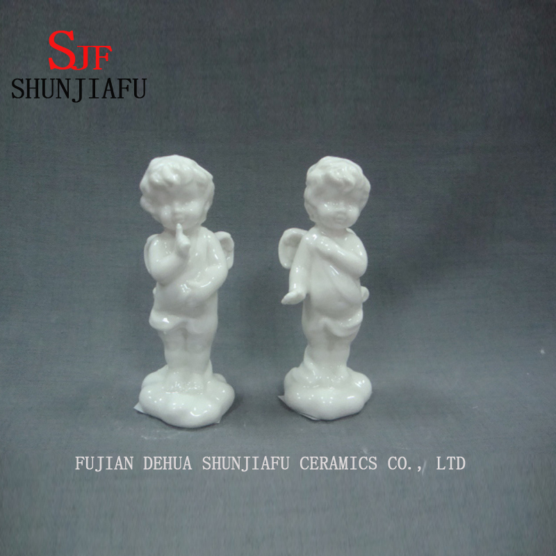 Querub&iacute;n lindo de la flecha de Cupido est&aacute; en el dise&ntilde;o de cer&aacute;mica de la oraci&oacute;n