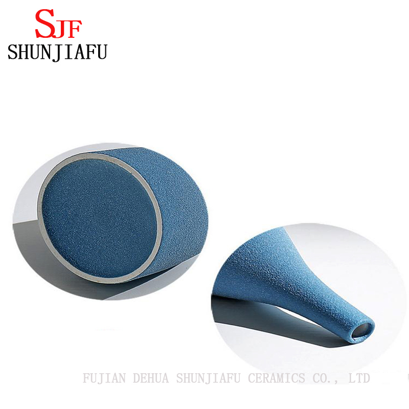 Florero moderno de cer&aacute;mica azul y negro mate de estilo europeo