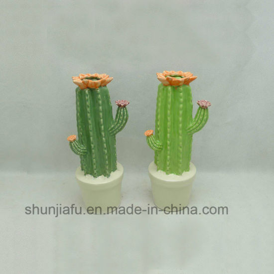 Adornos de cerámica en forma de cactus en medio