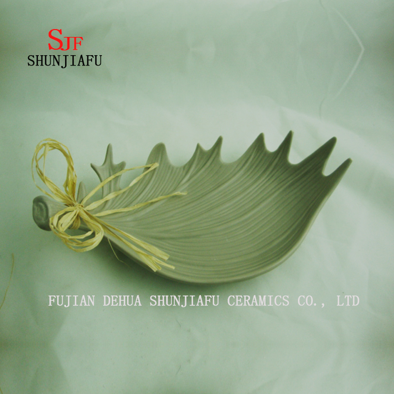 La forma de las astas presenta placas decorativas creativas de tres tama&ntilde;os, platos de cer&aacute;mica / M