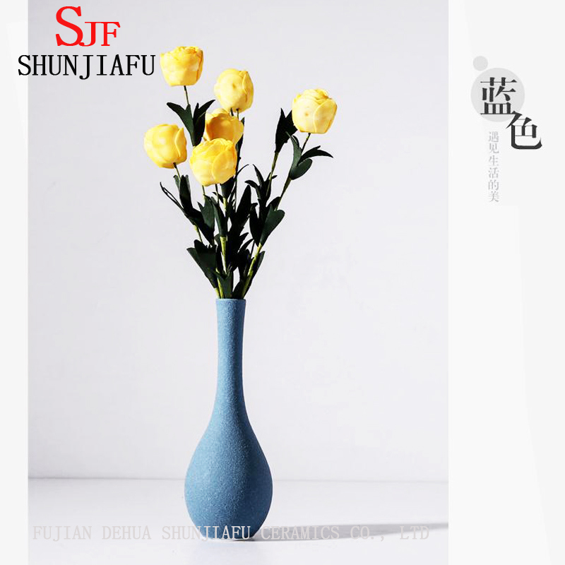 La decoraci&oacute;n del hogar de estilo europeo simple es un florero de cer&aacute;mica / florero blanco y negro moderno simple