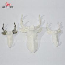 Decoración de pared de cabeza de ciervo de taxidermia de cerámica blanca