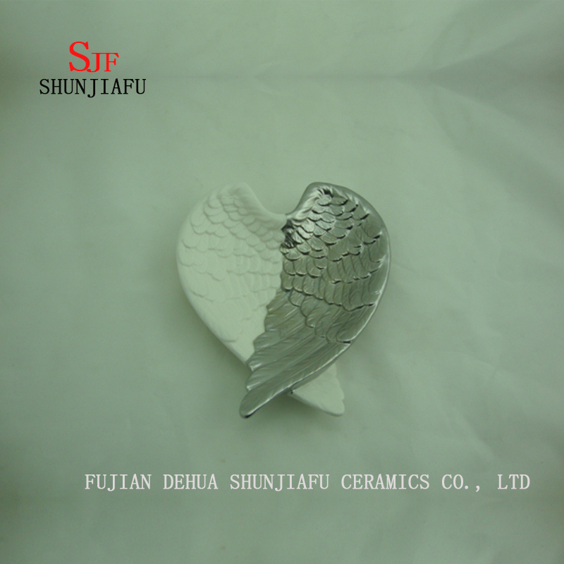 Plato de alas de &aacute;ngel El color es blanco y dorado, plato de cer&aacute;mica dulce