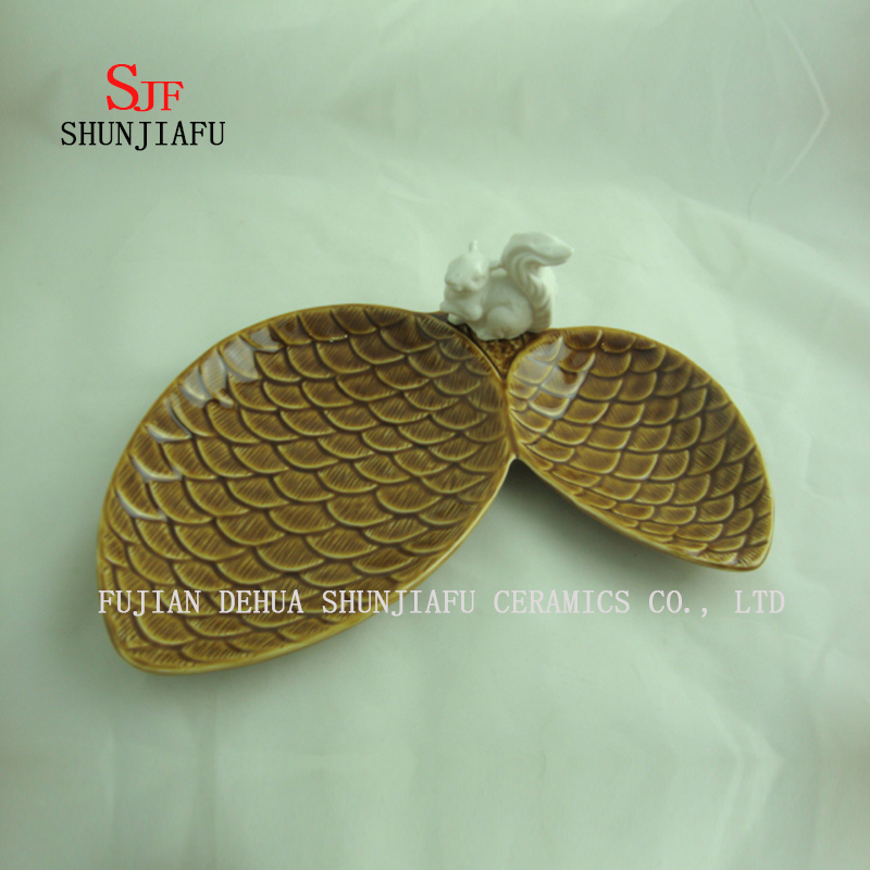 Conos de pino doble creativo y lindo condimento de cer&aacute;mica para p&aacute;jaros / a