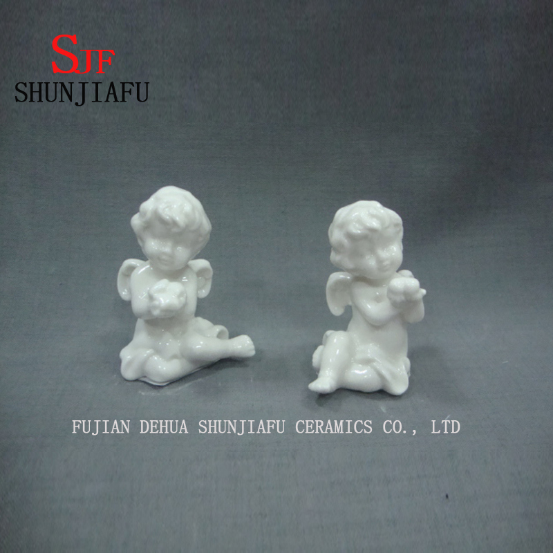 Querub&iacute;n lindo de la flecha de Cupido est&aacute; en el dise&ntilde;o de cer&aacute;mica de la oraci&oacute;n