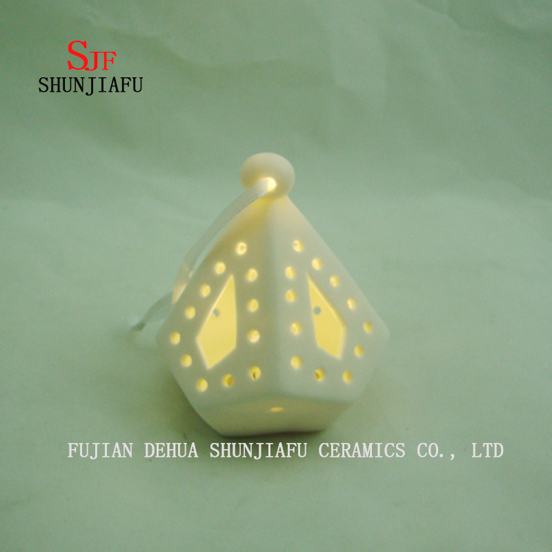 Candelabro de cer&aacute;mica blanca con forma de pol&iacute;gono, candelabro