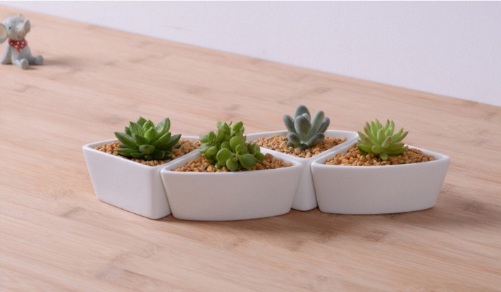 Maceta Triangular Cer&aacute;mica Blanca con Base de Bamb&uacute;