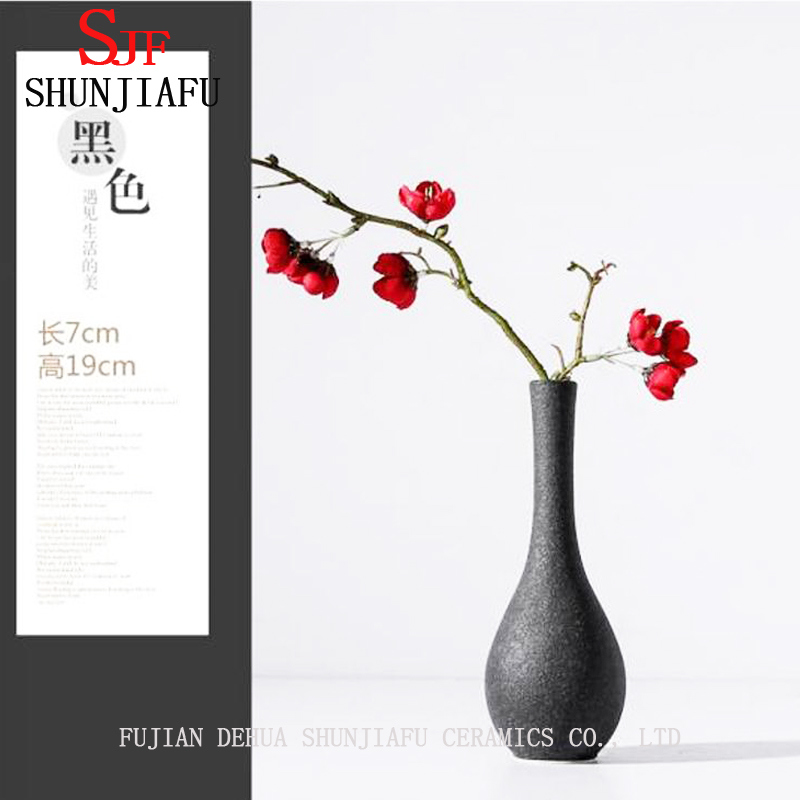 La decoraci&oacute;n del hogar de estilo europeo simple es un florero de cer&aacute;mica / florero blanco y negro moderno simple