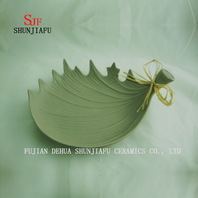 La forma de las astas presenta placas decorativas creativas de tres tama&ntilde;os, platos de cer&aacute;mica / L