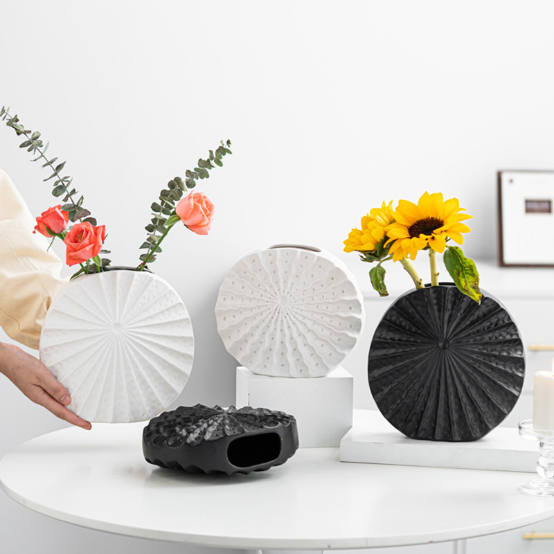 Florero de cerámica plano redondo moderno, maceta estriada plisada, mate, negro, blanco, decoración nórdica para el hogar, venta al por mayor, florero de mesa de porcelana acanalada creativa
