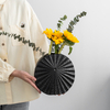 Florero de cerámica plano redondo moderno, maceta estriada plisada, mate, negro, blanco, decoración nórdica para el hogar, venta al por mayor, florero de mesa de porcelana acanalada creativa