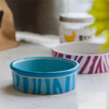 Huellas de perro con fondo de cuenco Alimentador de cerámica para mascotas con tazón de perro de cerámica azul circular