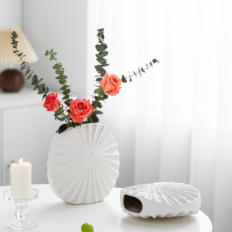 Florero de cerámica plano redondo moderno, maceta estriada plisada, mate, negro, blanco, decoración nórdica para el hogar, venta al por mayor, florero de mesa de porcelana acanalada creativa