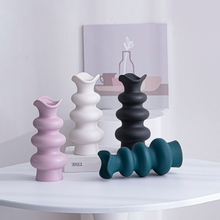 Jarrones de cerámica de diseño de estilo de estilo de estilo rosa, azul, negro, blanco, de tres capas para la decoración del hogar