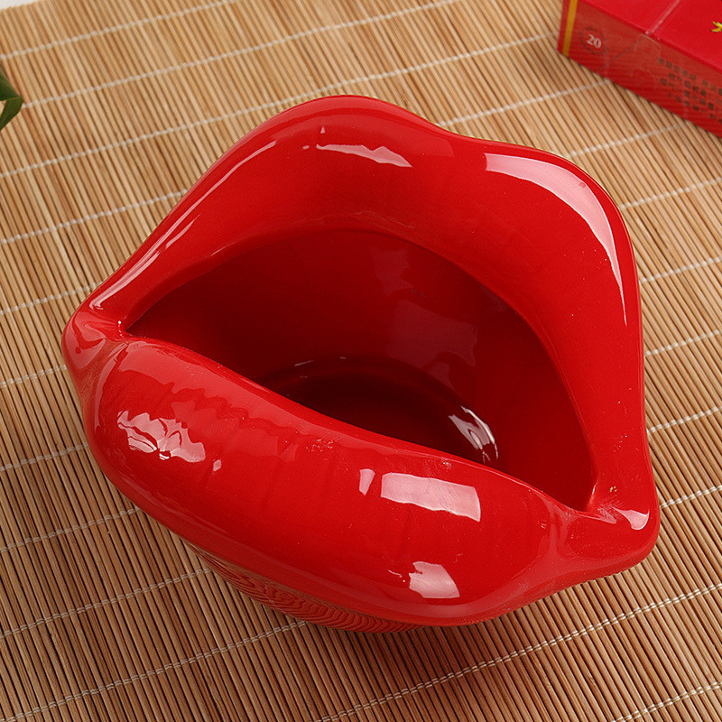 Cenicero de labios rojos de cerámica que apenas abre los labios perfectos