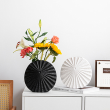Florero de cerámica plano redondo moderno, maceta estriada plisada, mate, negro, blanco, decoración nórdica para el hogar, venta al por mayor, florero de mesa de porcelana acanalada creativa