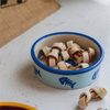 Tazón de borde redondo Impresión inferior Imagen de espina de pescado Tazón de cerámica para perros Alimentador de cerámica para mascotas