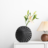 Florero de cerámica plano redondo moderno, maceta estriada plisada, mate, negro, blanco, decoración nórdica para el hogar, venta al por mayor, florero de mesa de porcelana acanalada creativa