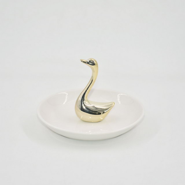 Forma de cisne dorado Decoración para el hogar Bandeja de exhibición de joyería Regalo de boda Soporte de anillo de cerámica Bandeja de baratija personalizada