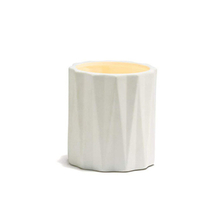 Vela de cerámica con tira en relieve blanca