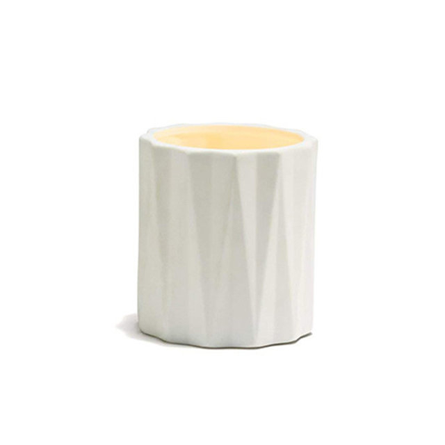 Vela de cerámica con tira en relieve blanca