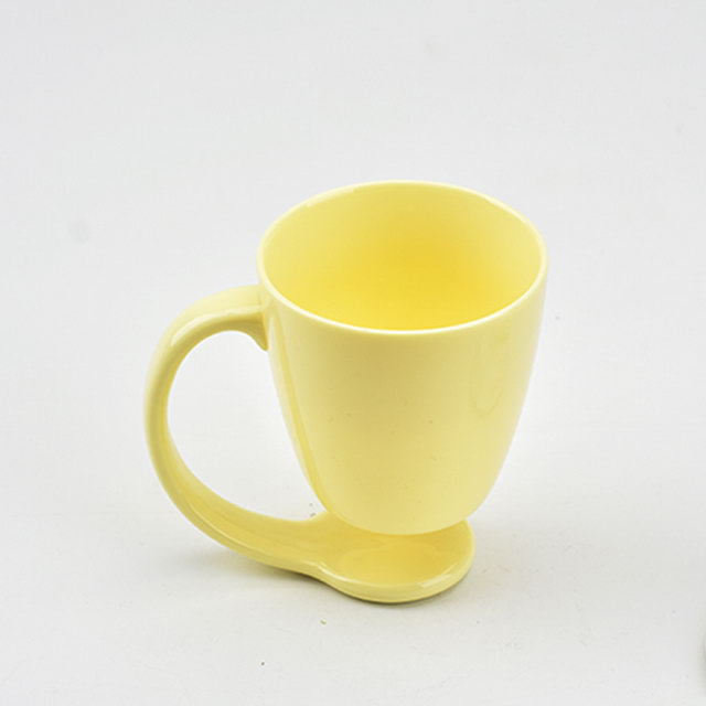 Color amarillo Decoración del hogar Tazas de suspensión personalizadas Taza de café de cerámica flotante con mango y tapa