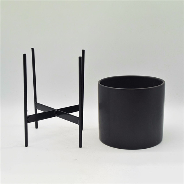 Soporte de hierro negro Combinación de soporte de cuatro patas con maceta de maceta de cerámica negra