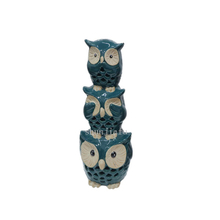 adorno de cerámica tunning con tres búhos azules de tamaño decreciente apilados uno encima del otro