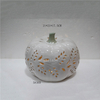 Forma de calabaza de cerámica blanca Linterna LED Calabaza de cerámica Linterna ahuecada Decoraciones de calabaza de cerámica