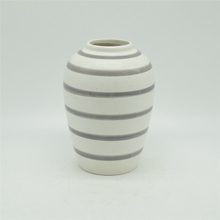 Florero de cerámica estilo moderno con puntos blancos estilo rugby