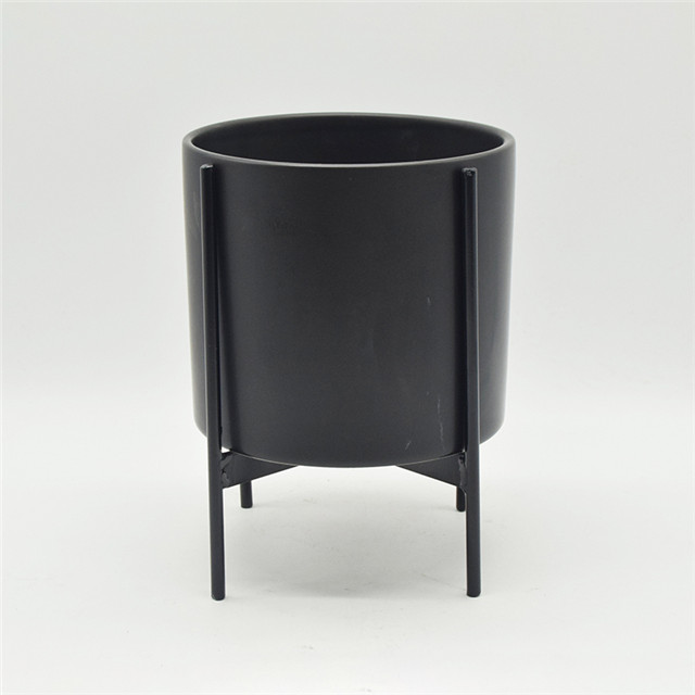 Soporte de hierro negro Combinación de soporte de cuatro patas con maceta de maceta de cerámica negra
