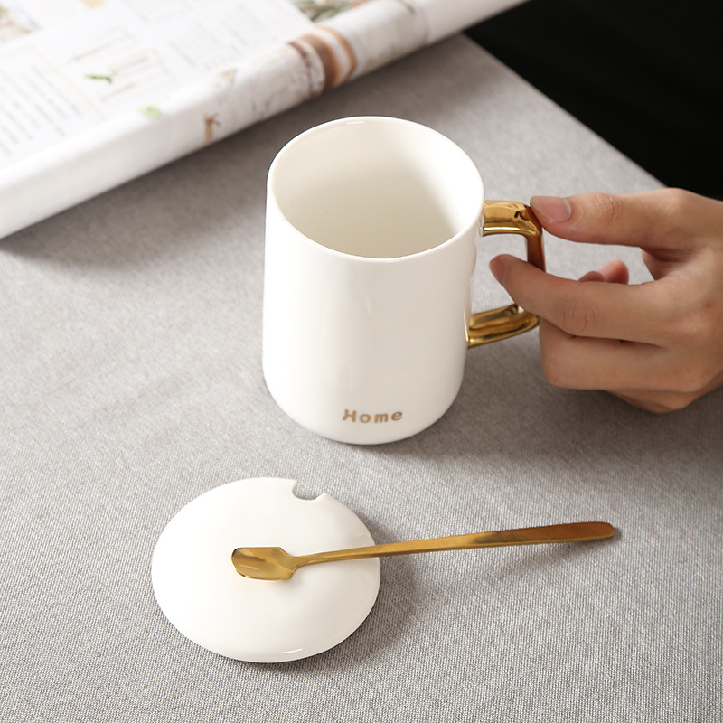 logotipo personalizado caja de regalo taza de café de porcelana 360 ml Negro 、 blanco esmalte esmaltado Manijas doradas con tapa de taza de cerámica Taza de cerámica