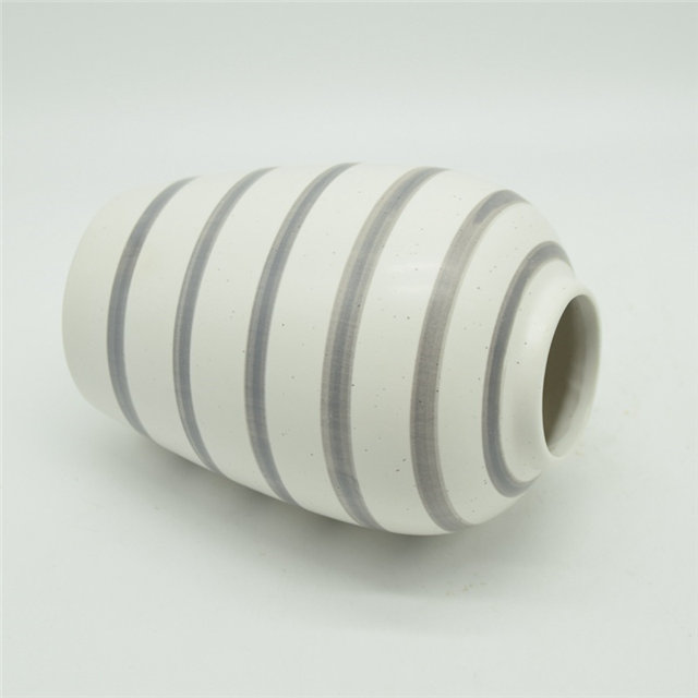 Florero de cerámica estilo moderno con puntos blancos estilo rugby