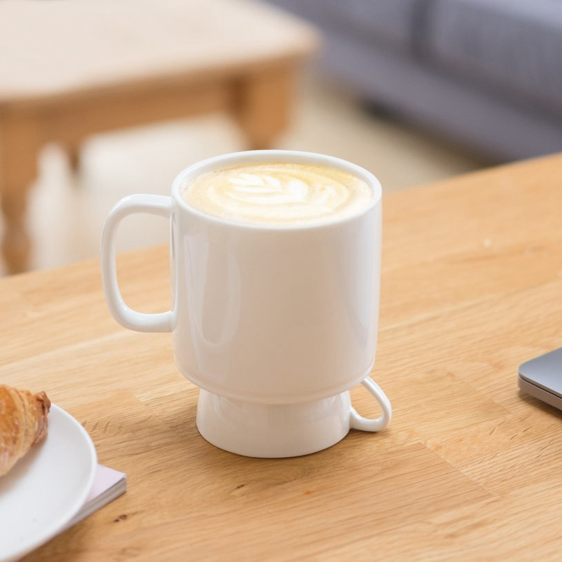 Una taza de café de cerámica blanca que se puede usar en ambos lados