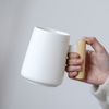 logotipo personalizado caja de regalo taza de café de porcelana 360 ml Negro 、 blanco Tapas de taza de madera a juego con asas de madera Taza de cerámica