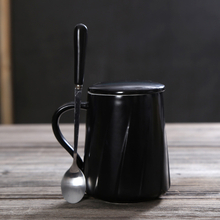 logotipo personalizado caja de regalo taza de café de porcelana 320 ml Negro 、 blanco Combine con tapa de taza de cerámica Estilo de línea Taza de cerámica
