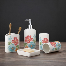Popular Flower Design Set Five Hotel Baño de uso familiar Accesorios de baño sanitarios Accesorios de baño de cerámica Accesorios