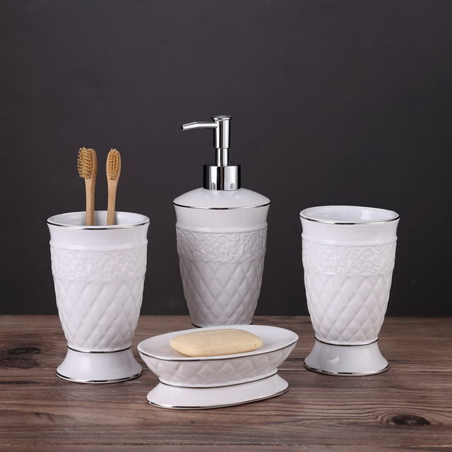Conjunto de manualidades hechas a mano Cuatro accesorios de baño de uso familiar para hoteles Accesorios de baño Conjunto de baño de cerámica